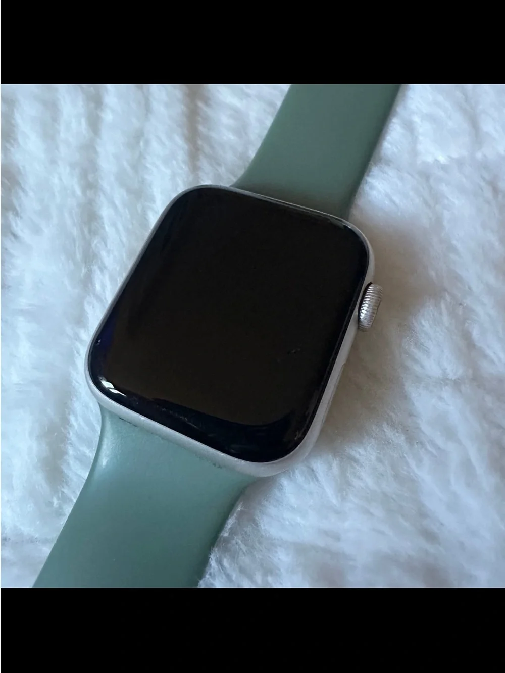 Apple SE Smartwatch with Green Silicone Band